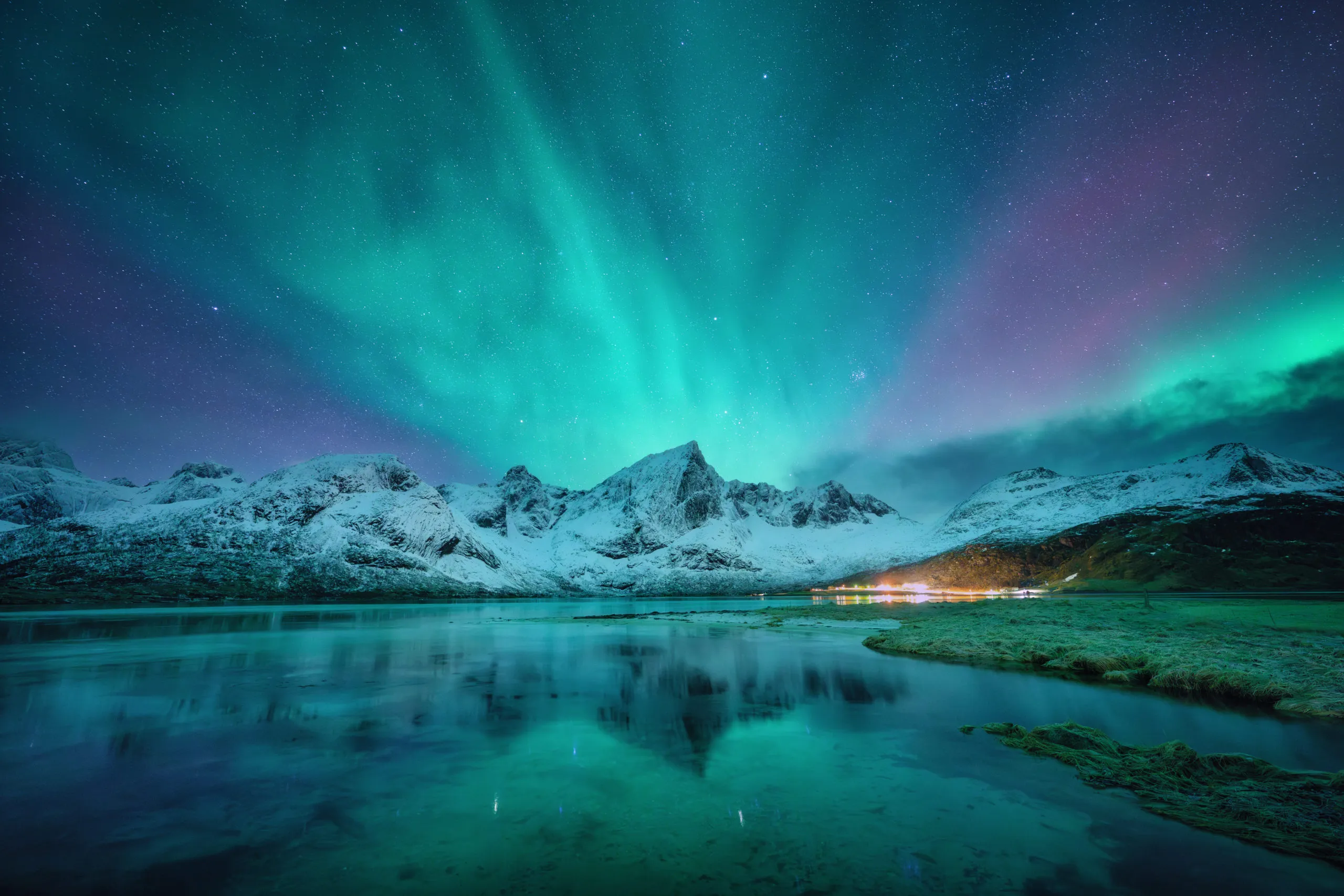 northern-lights-snowy-mountains-reflection-in-wa-2024-12-02-07-09-43-utc-scaled
